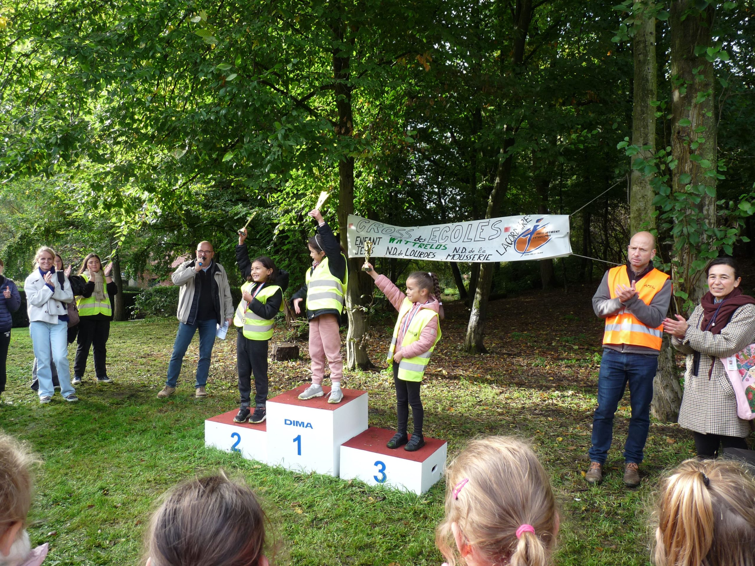 10 octobre : les cp participent a un cross, encadrés par des eleves de 3è !